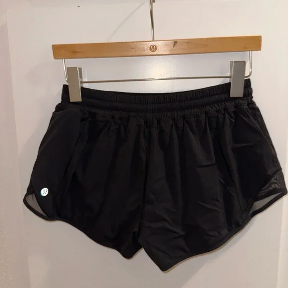 Lululemon Hotty Hot Low-Rise Lined Short 2.5" in size 6, black w/ subtle stripes - Picture 3 of 9